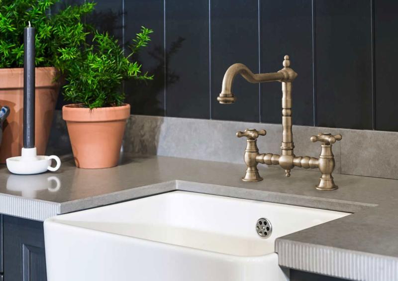 PB Nostalgijska Kuhinjska Pipa z Mostom Bronasta z Vogalnim Izlivom in Zvezdnimi Gumbi PBN.BRO.H.ST