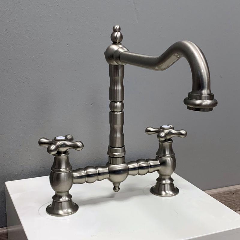 PB Nostalgijska mostovna kuhinjska pipa iz nerjavečega jekla s pravokotnim izlivom in zvezdastimi ročaji PBN.RVS.H.ST