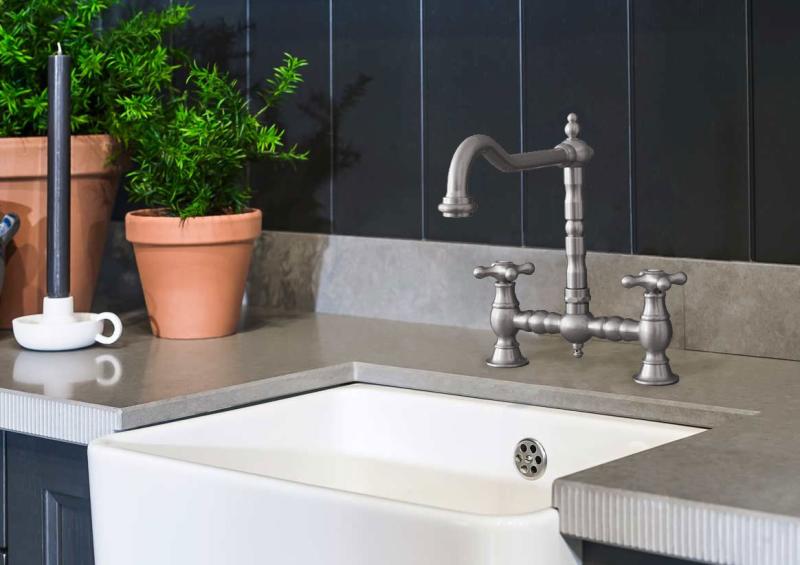 PB Nostalgijska mostovna kuhinjska pipa iz nerjavečega jekla s pravokotnim izlivom in zvezdastimi ročaji PBN.RVS.H.ST