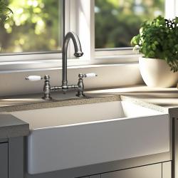 PB Nostalgische Kuhinjska Pipa z Mostom iz Nerjavečega Jekla z Okroglim Izlivom in Belimi Ročaji PBN.RVS.R.WH