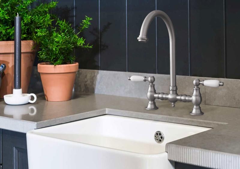 PB Nostalgische Kuhinjska Pipa z Mostom iz Nerjavečega Jekla z Okroglim Izlivom in Belimi Ročaji PBN.RVS.R.WH