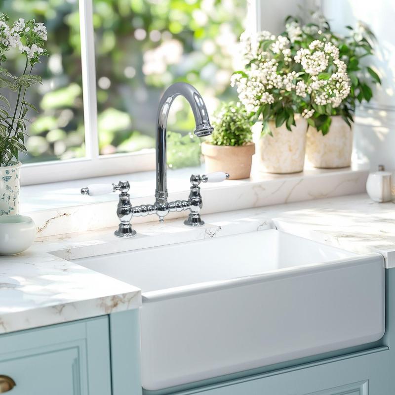 PB Nostalgijska kuhinjska pipa za most Kromirana okrogla cev z belimi ročaji PBN.CHR.R.WH