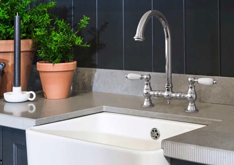 PB Nostalgijska kuhinjska pipa za most Kromirana okrogla cev z belimi ročaji PBN.CHR.R.WH