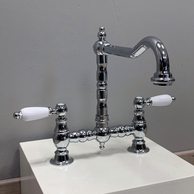 PB Nostalgijska kuhinjska armatura za most v kromu z belimi ročkami PBN.CHR.H.WH