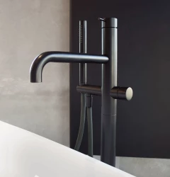 Waterevolution Flow samostoječa kopalniška pipa s prho mat črna T133PR