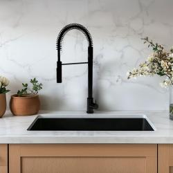 Waterevolution Flow semi-profesionalna kuhinjska pipa mat črna s kolono in vzmetjo T157PR