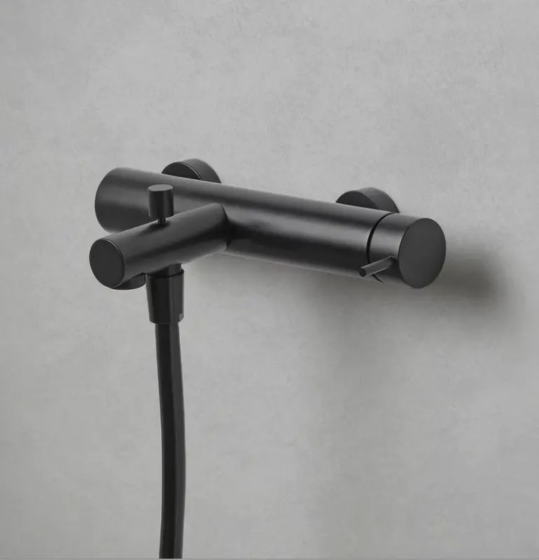 Waterevolution Flow kadilna pipa z ročno prho v mat črni barvi T130PR