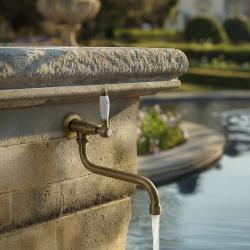 PB klassieke muur fontein kraan met witte hendel koud water en lange uitloop brons 1208853602
