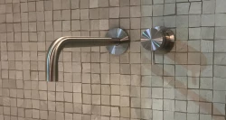 Waterevolution Flow vgrajena umivalniška pipa v celoti iz nerjavečega jekla T116BIEV2 z izlivom 25 cm