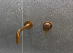 Waterevolution Flow vgrajena umivalniška pipa PVD Krtačeno Baker z izlivom 15 cm T116CPE-15