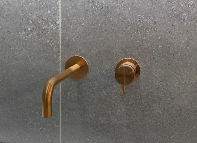 Waterevolution Flow vgradna pipa za umivalnik PVD brušena baker z izlivom 25 cm T116CPE-25