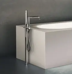 Waterevolution Flow prostostoječa kopalniška armatura z ročno prho gun metal T133GME