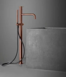 Waterevolution Flow samostoječa kopalniška pipa s prho v roki Brušen baker T133CPE