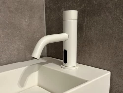 Waterevolution Flow elektronska umivalniška pipa z infrardečim senzorjem na 230 volt mat bela T110EEBR