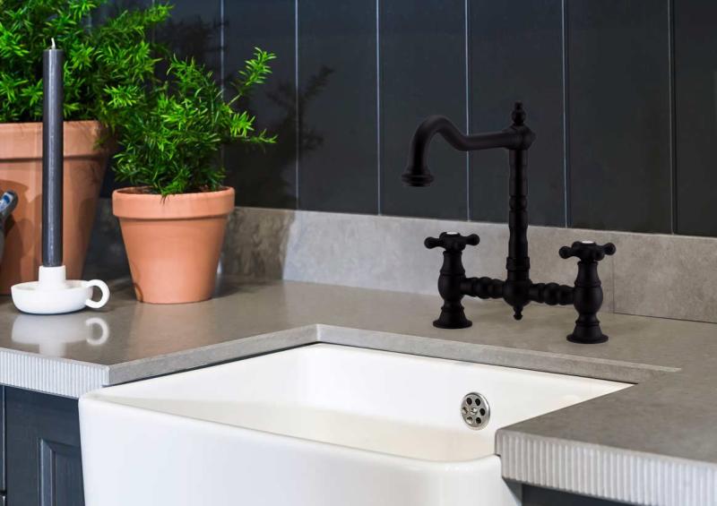 PB Nostalgijska Kuhinjska Pipa za Most, Mat Črna, Kotni Izliv s Zvezdnatimi Ročaji PBN.ZW.H.ST