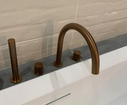 Waterevolution Flow 4-luknjasta kopalniška pipa za rob kopalne kadi, celotna PVD brušen baker T138CPE