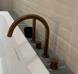 Waterevolution Flow 4-luknjasta kopalniška pipa za rob kopalne kadi, celotna PVD brušen baker T138CPE