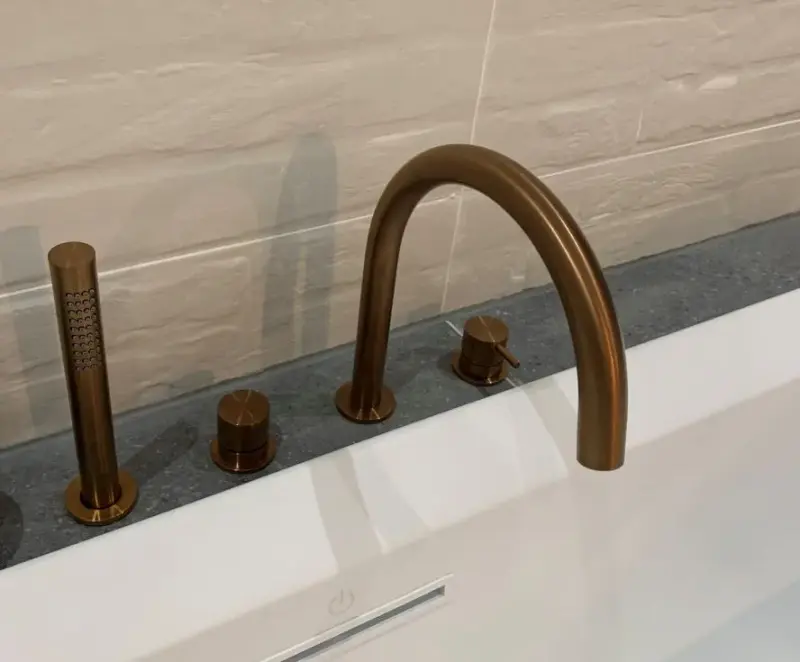 Waterevolution Flow 4-luknjasta kopalniška pipa za rob kopalne kadi, celotna PVD brušen baker T138CPE