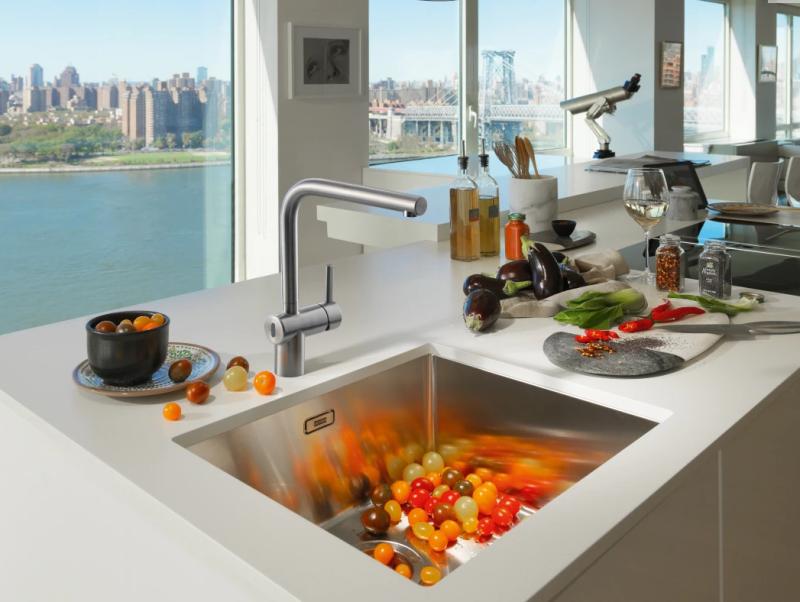 Franke masivna nerjaveča jeklena senzorska kuhinjska pipa Atlas Neo z vrtljivim izlivom inox 115.0625.489