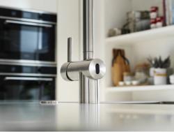 Franke brušena nerjaveča jeklena senzorska kuhinjska pipa Atlas Neo z izvlečno izlivno cevjo inox 115.0625.523