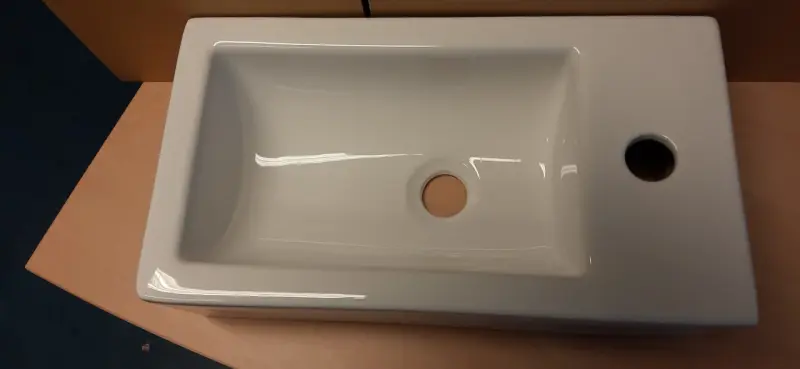 OUTLET Blusani Flow fontana, sijajno bela keramika, desna, 45 x 26 x 13 cm