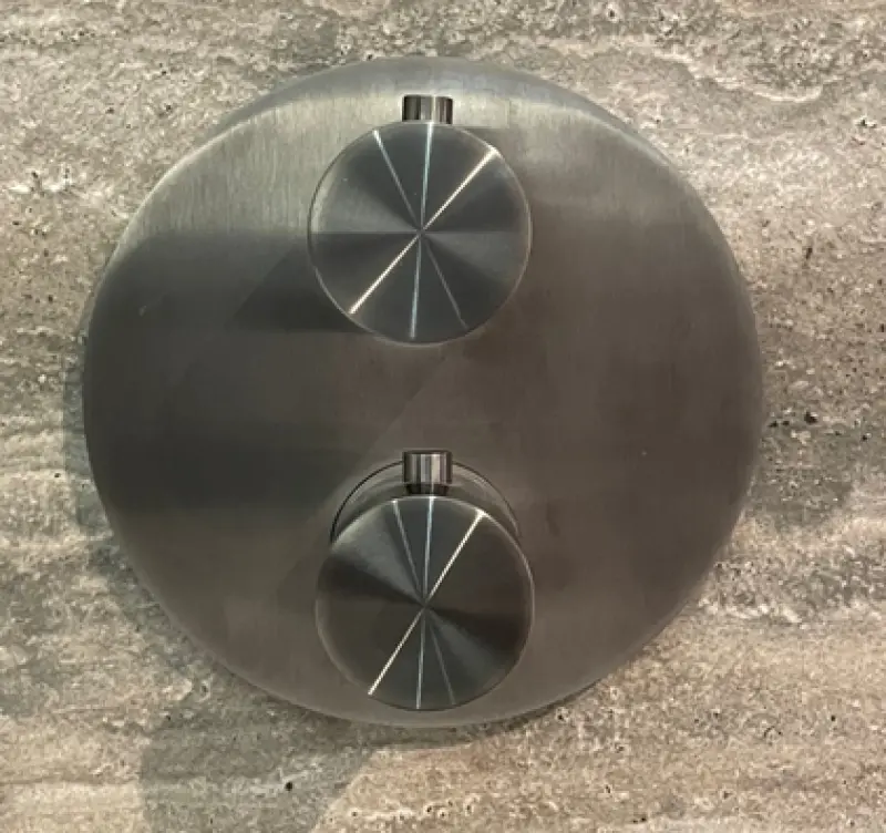 SB Univerzalna okrogla vgradna termostatska pipa z 2 izhodi PVD gun metal 1208955168