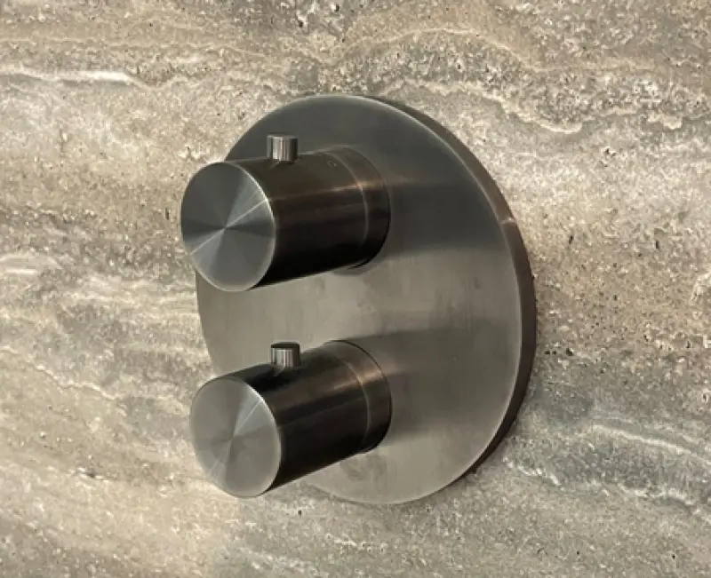 SB Univerzalna okrogla vgradna termostatska pipa z 2 izhodi PVD gun metal 1208955168