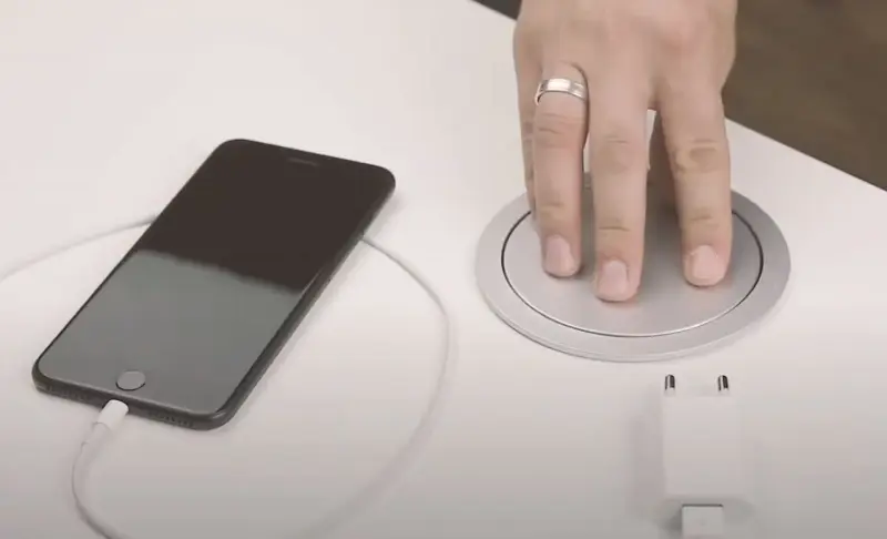 Indux Push verzinkljivo kuhinjsko vtičnico s srebrno ozemljitvijo v delovni plošči s 3 vtičnicami in 2 x USB 1208957411