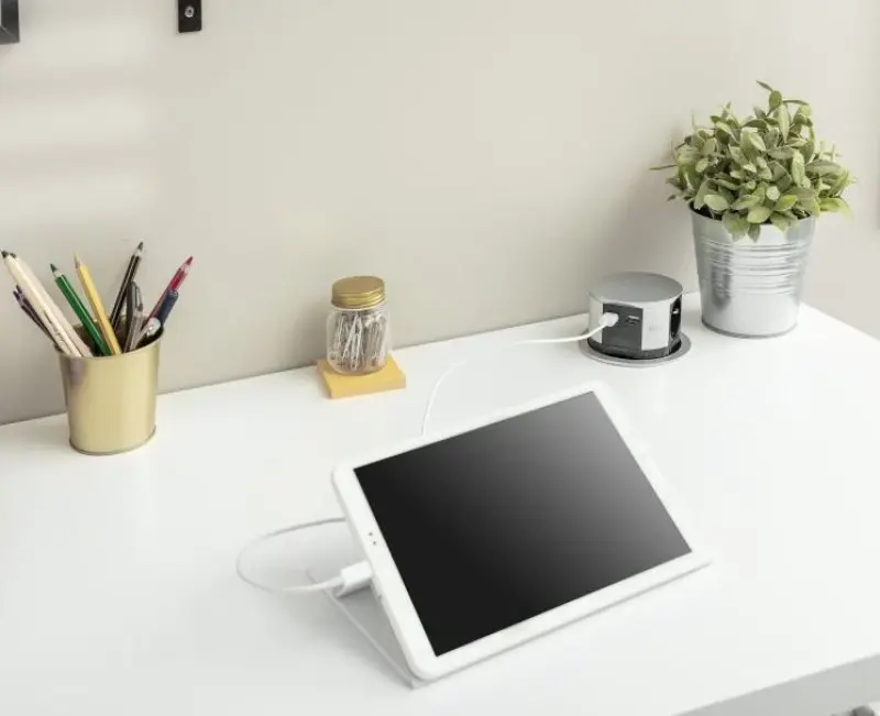 Indux Push potopljiv srebrni kuhinjski vtičnica v delovni plošči s 3 vtičnicami in 2 x USB 1208957412