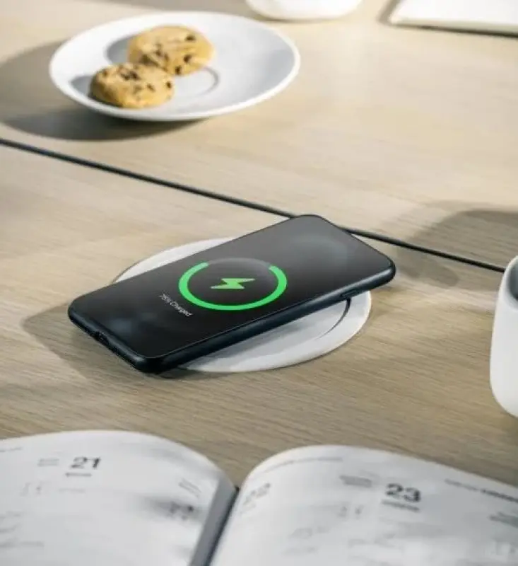 Indux Push potopljiva kuhinjska vtičnica črne barve v delovni plošči z 4 vtičnicami, 2 x USB, 2 x RJ45 in brezžičnim polnjenjem 1208957421