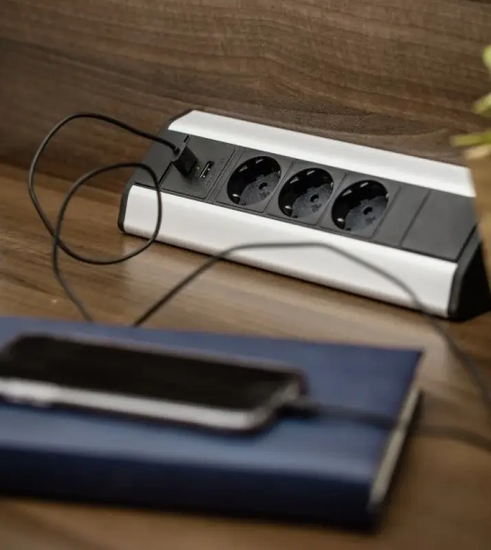 Indux Corner kotna kuhinjska vtičnica z 3 zemeljskimi vtičnicami in 2 USB polnilnikoma 1208957442