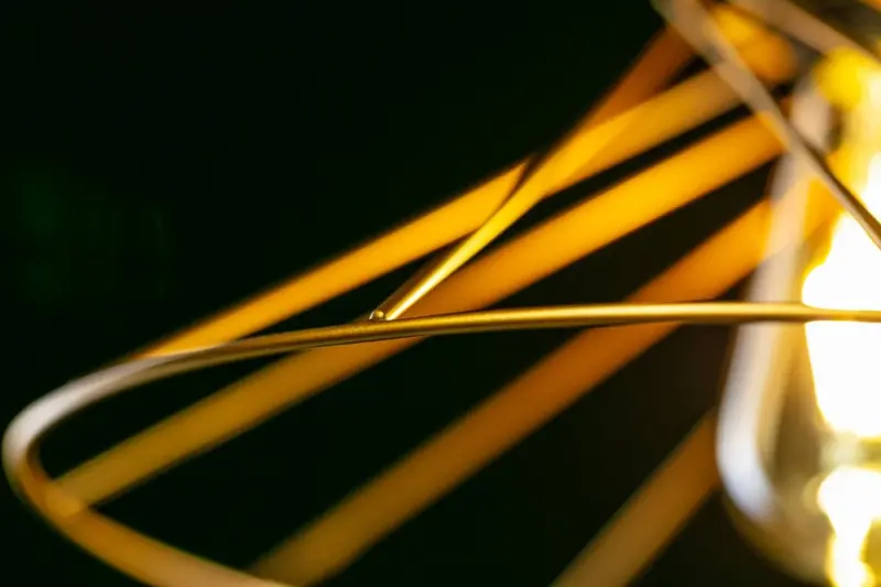 Decor Tilia moderna zlata dekorativna viseča svetilka z žico 7863