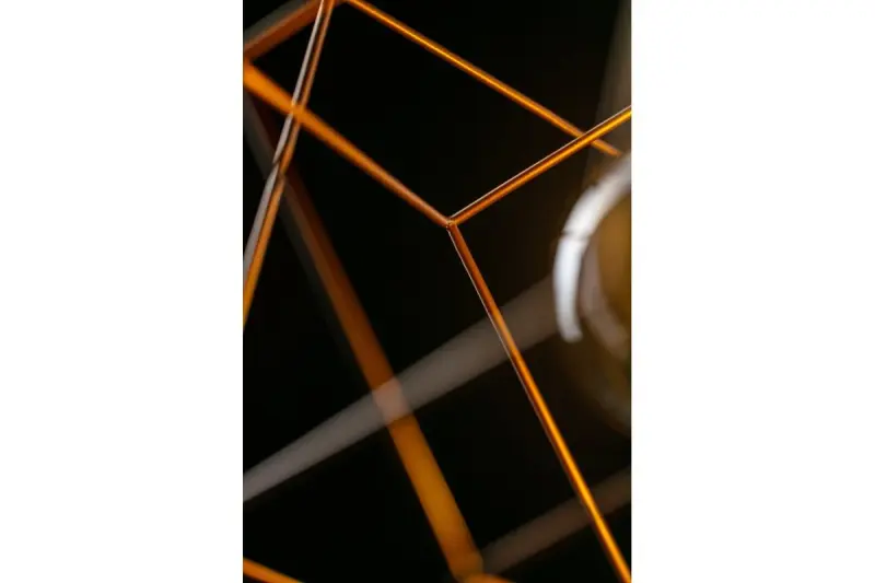 Decor Rosa gouden geometrische hanglamp bestaande uit 2 messing kubussen 3376

Dekor Rosa zlata geometrijska viseča svetilka, sestavljena iz 2 medeninastih kock 3376