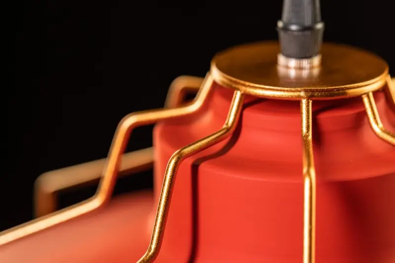 Decor Goa rdeča viseča svetilka z dekorativnim zlatim okvirjem 3536