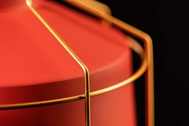 Decor Goa rdeča viseča svetilka z dekorativnim zlatim okvirjem 3536