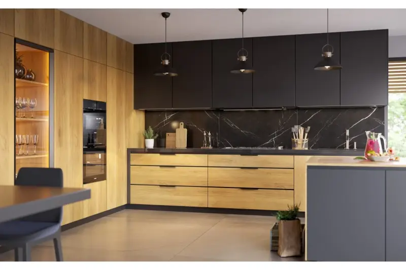 Decor Mees črna kovinska viseča svetilka s senčnikom v obliki petrolejske svetilke 2363