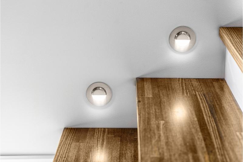 Decor LED stopniščna svetilka ESCADA OB DC12V okrogla mat steklena senčnica 0,8W 70lm 4000K inox kabel 150cm