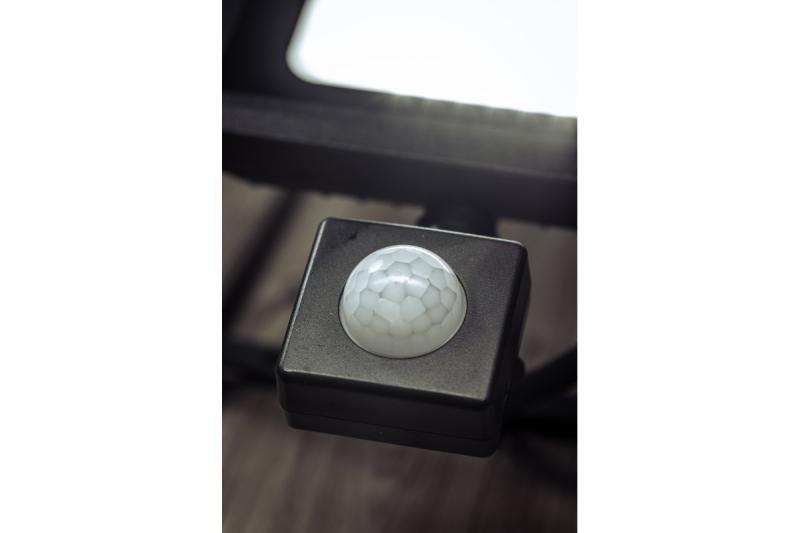 LED reflektor iNEXT s senzorjem gibanja 30 W 2400 lm, PF>0,9, RA>80, IP65, 120°, 6400 K, črno ohišje 1208962860