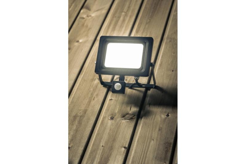 LED reflektor iNEXT z detektorjem gibanja 50W 4000lm, PF>0,9, RA>80, IP65, 120°, 6400K, črno ohišje 1208962862