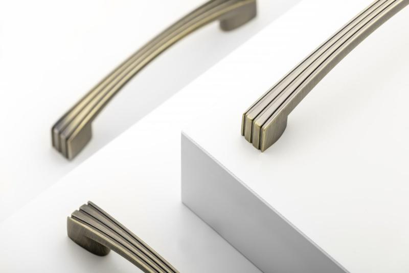 Zamak ročaj VASTO C=96 mm starinsko brušena medenina 1208966228