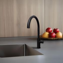 Waterevolution Flow kuhinjska armatura z okrogotočnim vrtljivim izlivom črna T158UPR