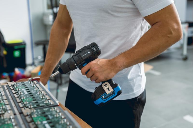 HÖGERT močan akumulatorski vijačnik 18V za les in kovino