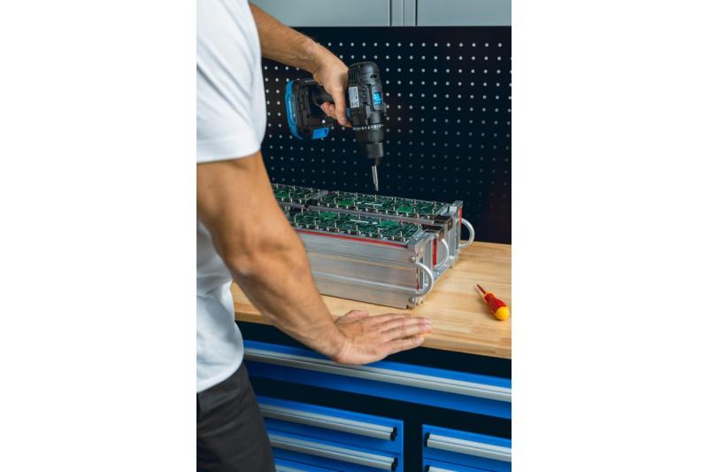 HÖGERT akkubormašina 18V, set z baterijo, polnilcem, nastavkom za bite, svedri.