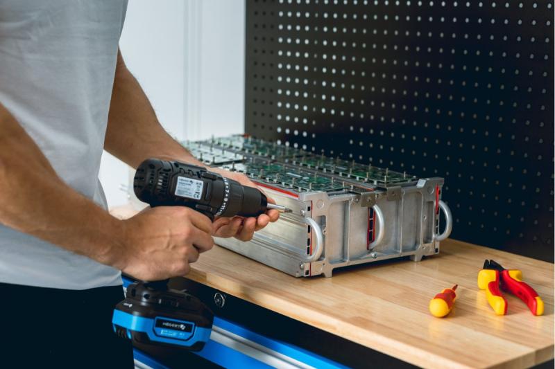 HÖGERT akkubormašina 18V, set z baterijo, polnilcem, nastavkom za bite, svedri.