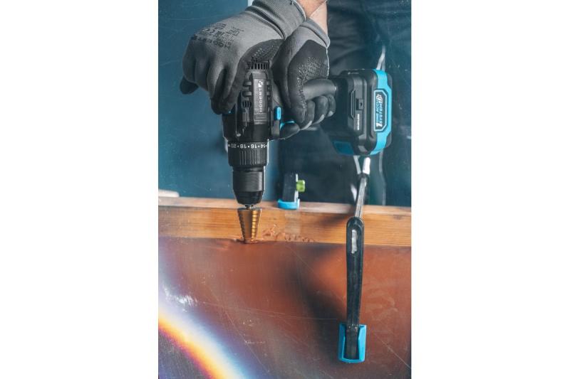 HÖGERT Brushless akumulatorski vijačnik set, 18V, z držalom za bite, magazinom za bite, polnilcem in baterijo.