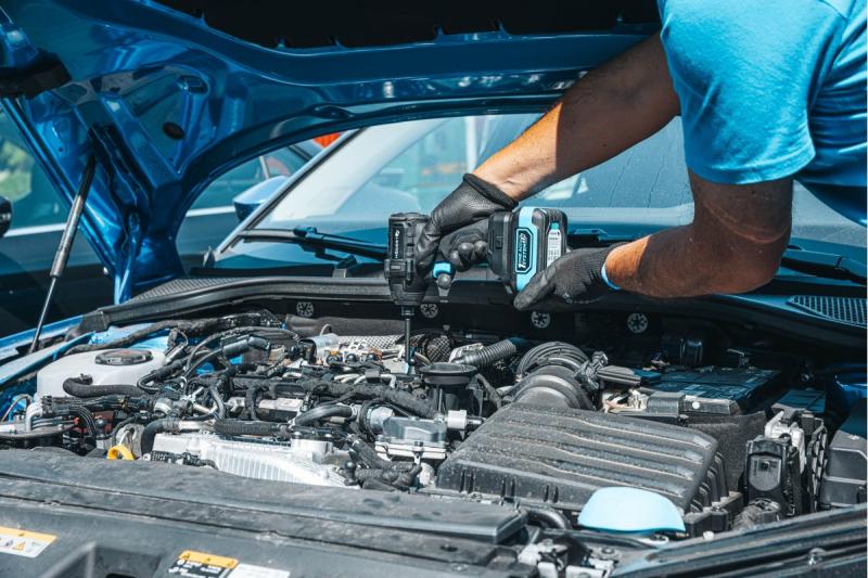 HÖGERT Brezkrtačni akumulatorski likalnik 18V, komplet z baterijo, polnilnikom in pripomočki