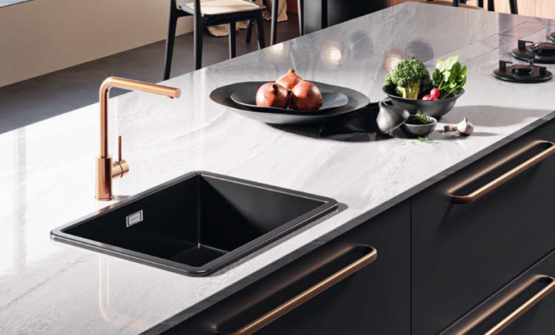 Ausmann Ceramic Ember Keramično Mat Črno Pomivalno Korito - Nadgradnja in Podgradnja 54 x 40 cm z Zlatim čepom 1208971496