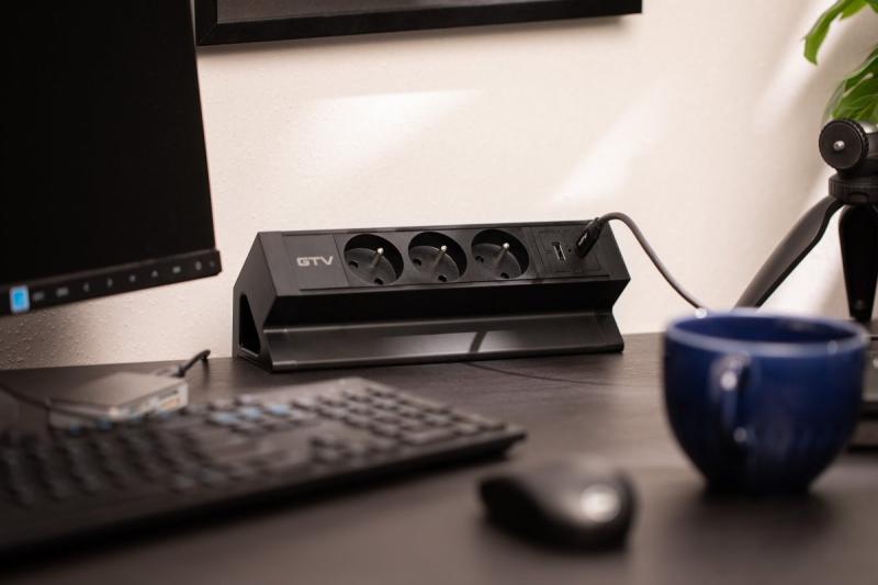 Vtičnica za pohištvo Basco, 3 x vtičnica z ozemljitvijo, USB A+C, 1,5 m kabel, črna z montažo