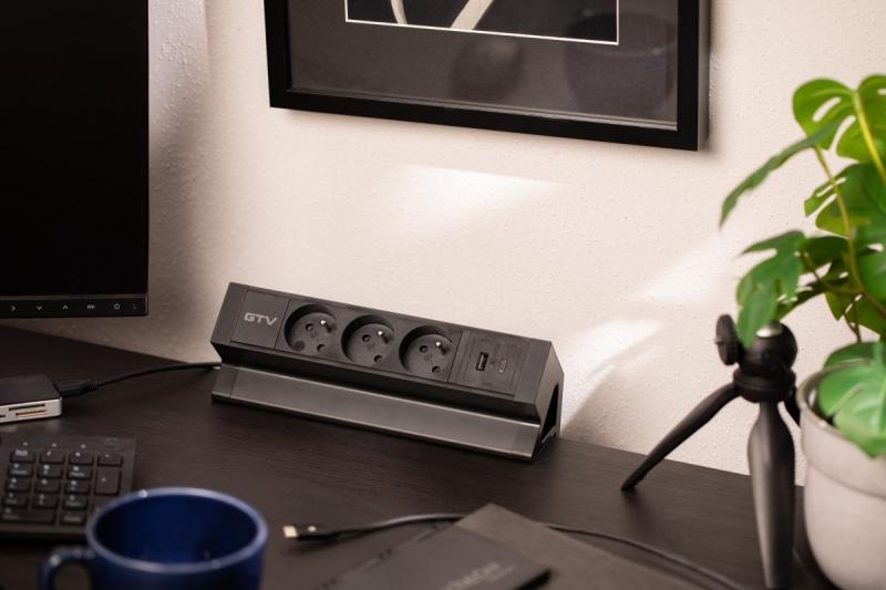 Vtičnica za pohištvo Basco, 3 x vtičnica z ozemljitvijo, USB A+C, 1,5 m kabel, črna z montažo