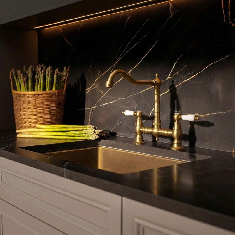 Aquanello Heritage Manor Klasična kuhinja – nostalgična kuhinjska pipa v bronasti barvi z belim ročajem BN-0010-HM